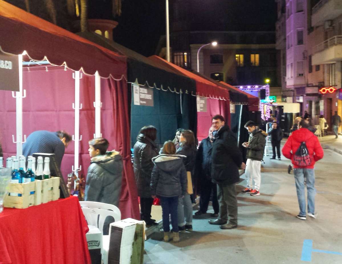 AGTkm0's tweet photo. Esto va cogiendo forma. La #NitdeCompres #Cornella con Gastronomía, Comercio local i buena música de los @FlamingShakers 🎸🎵🎶 https://t.co/SYSrRYNF1x