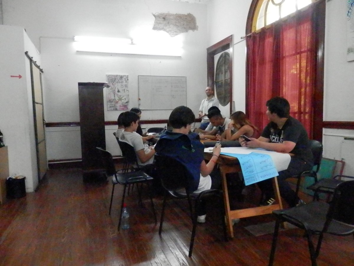 LaFlechaORG's tweet photo. Empezando el taller de comunicación con los jóvenes de Bajo Flores! https://t.co/6V7zNCzNlv