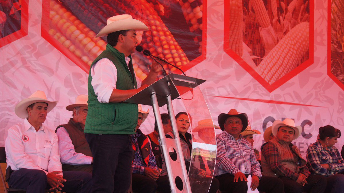 EsqVil's tweet photo. Cuando hay líderes que piensan en los demás pasan cosas excelentes #AltaProductividad un apoyo más para los campesinos @Esequiel_CNC1 https://t.co/NmF5sLglWo