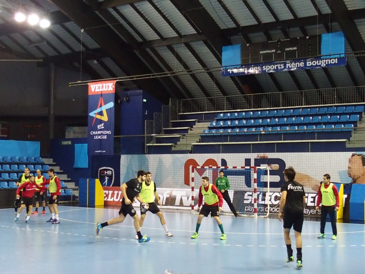 martinrioja's tweet photo. .@NaturhouseRioja se entrena en Montpellier después de un viaje de 10 horas en bus de cara a su partido ante @mhbofficiel https://t.co/zVI7tuKXz0
