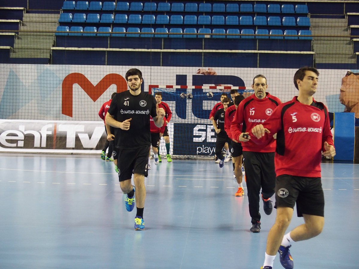 martinrioja's tweet photo. .@NaturhouseRioja se entrena en Montpellier después de un viaje de 10 horas en bus de cara a su partido ante @mhbofficiel https://t.co/zVI7tuKXz0