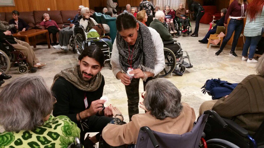 VolanSpain's tweet photo. Alumnos de "Asesoría e Imagen" de la @ufvmadrid visitan a los mayores. Pintan las uñas, cantan,  peinan,  maquillan.. https://t.co/JV9U3cKDSD