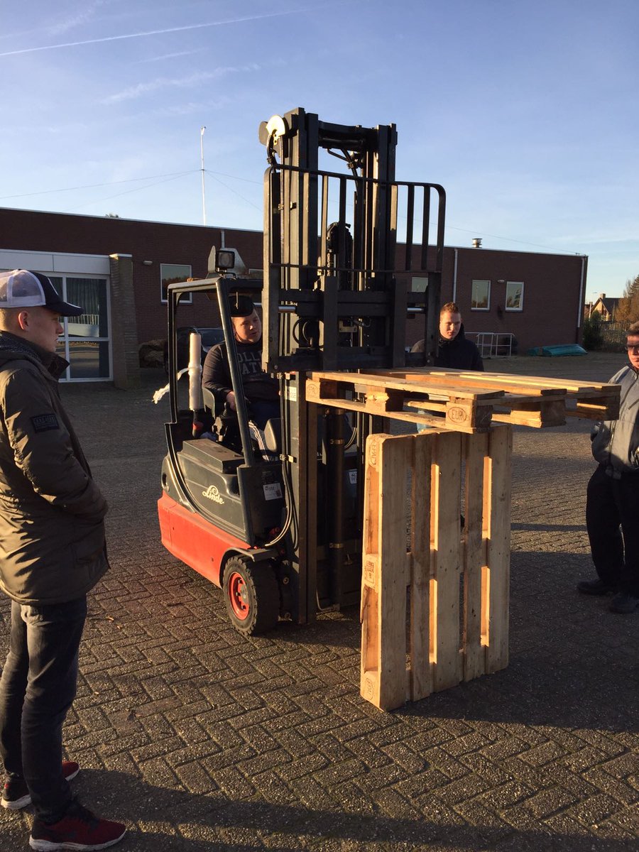 Ook de tweede groep van @rocfriesepoort is geslaagd voor hun heftruck certificaat. #Veiligopstage