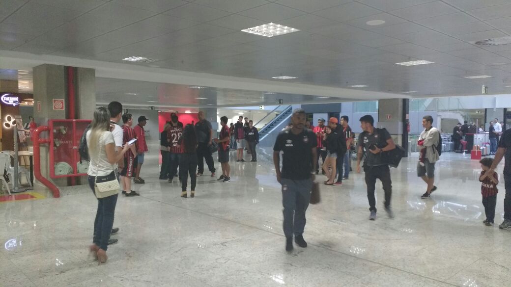 EsportesTMC's tweet photo. #Atlético: aproximadamente 40 torcedores foram até o aeroporto incentivar o time antes do jogo contra o Corinthians! https://t.co/aQtyZkxzWh