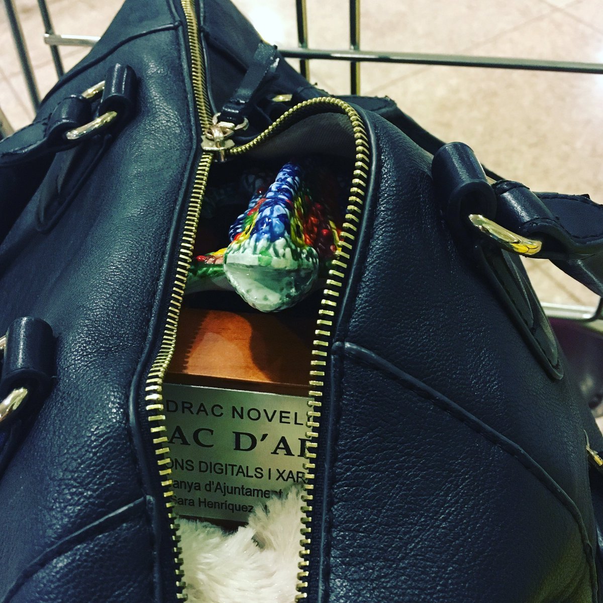 sarahmarrero's tweet photo. Hoy no viajo sola 😋. Este pequeño dragón se va conmigo. #dracnovell #publicidad #premio #acciondigital #plata #dracnovellinternacional2016 https://t.co/34PyLsYtbv