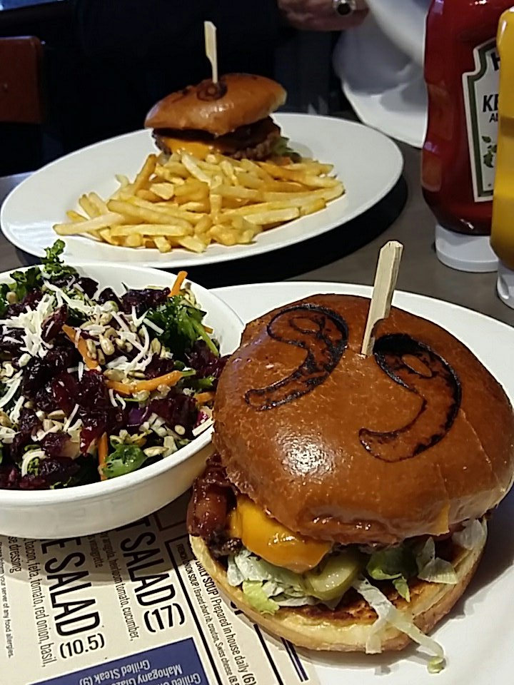 peppygreen81's tweet photo. For my #OilersinArms friends @WayneGretzkysTO  Steve and #DavidAsh thus beer and burger are 4 u https://t.co/LJ8dEQckjN