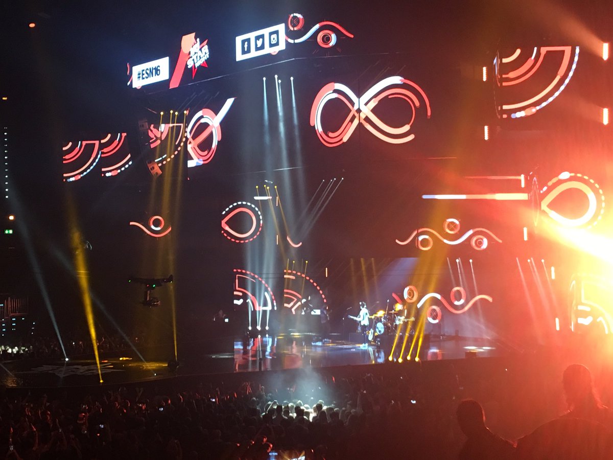 MTVSwitzerland's tweet photo. Es ist Zeit für #NICKLESS am #ESN16 😍😍🎉 https://t.co/z4GKWFWicP