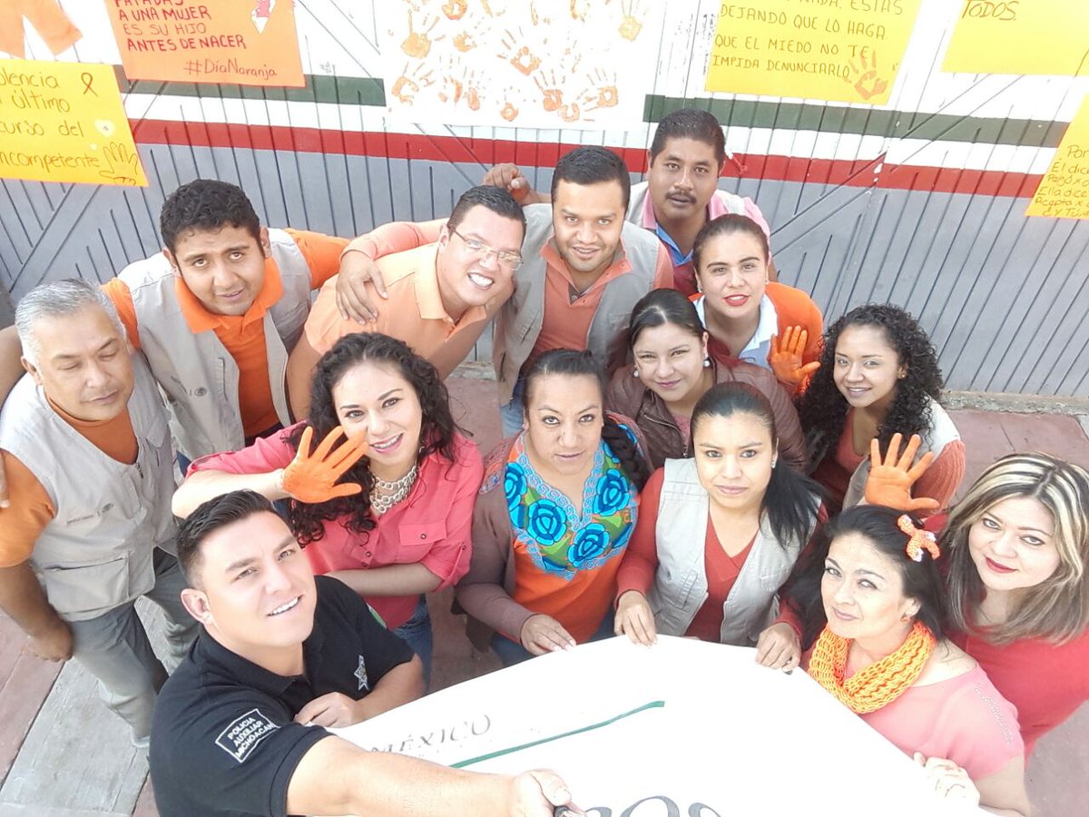 SaraAburtoR's tweet photo. Personal de la UAR Zitácuaro se suma a la lucha contra la violencia hacia las mujeres #Prospera_Michoacán @Prospera_MX  #DíaNaranja https://t.co/vJBPYFR8ym