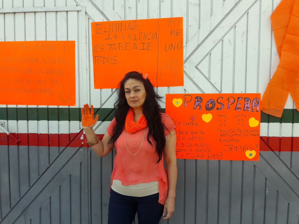 SaraAburtoR's tweet photo. Personal de la UAR Zitácuaro se suma a la lucha contra la violencia hacia las mujeres #Prospera_Michoacán @Prospera_MX  #DíaNaranja https://t.co/vJBPYFR8ym