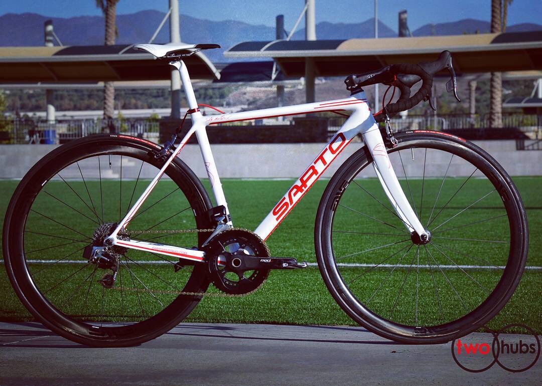 Light as a feather, stiff as a rock.
<a href="/twohubs/">twohubs</a> cycling boutique set a new standard of classy and style with this white #Sarto #Seta!