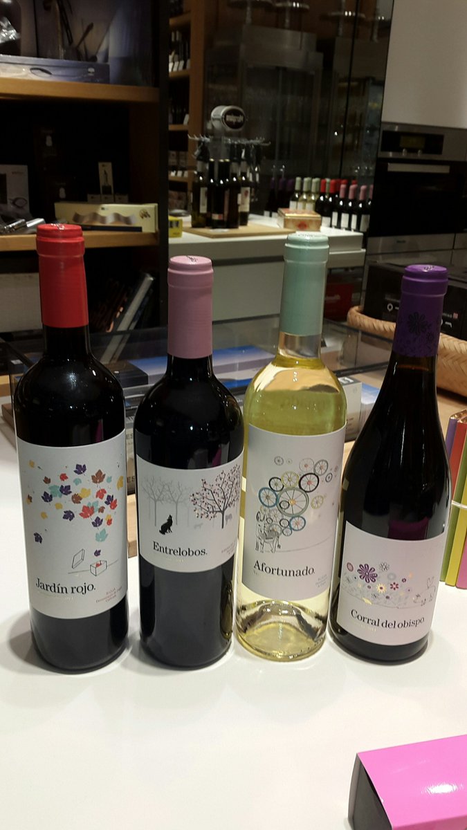 inossidable's tweet photo. Disfrutando de un #MOMENTOAFORTUNADO con @VinoAfortunado y #ViñedosSingulares en este #BlackFriday lluvioso en #malaga en #inossidable https://t.co/ySmXTtbDon