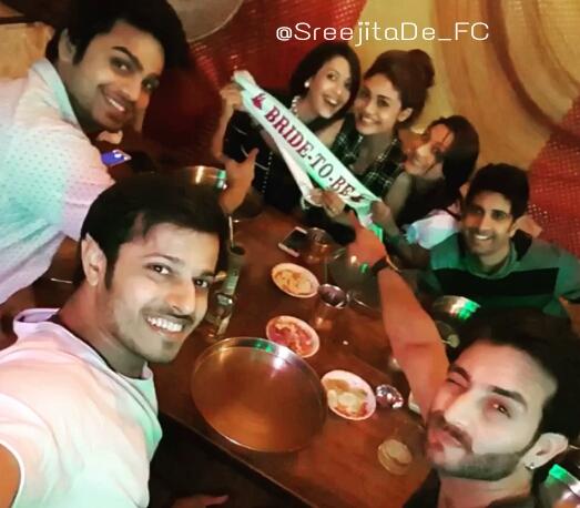 SreejitaDe_FC's tweet photo. .@de_sreejita with #Thbst team @neilbhatt4 @VineetRaina @Dimps24Dimple #aliaka#mahesh https://t.co/LVwkCi7jp7