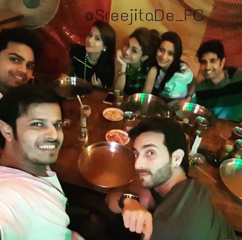 SreejitaDe_FC's tweet photo. .@de_sreejita with #Thbst team @neilbhatt4 @VineetRaina @Dimps24Dimple #aliaka#mahesh https://t.co/LVwkCi7jp7