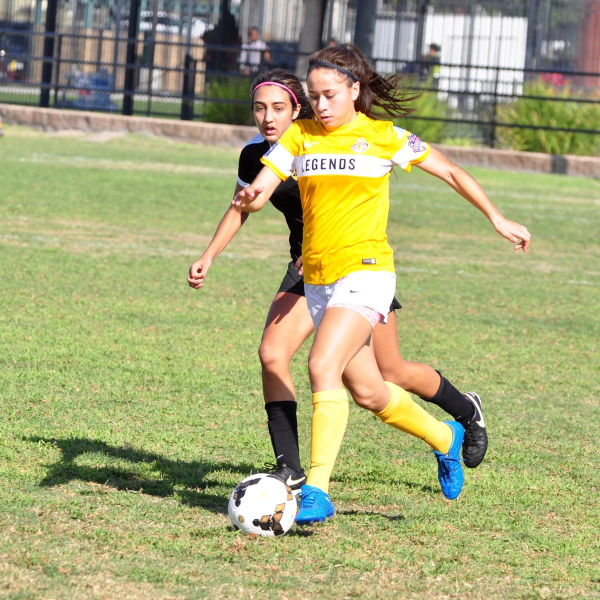 marcieamaro's tweet photo. It's also game day for @phoebeamaro show em what your momma gave you girl! #Legendsfc #silverlakesshowcase โค๏ธโฝ๏ธ https://t.co/XyE5Hcnd0Y