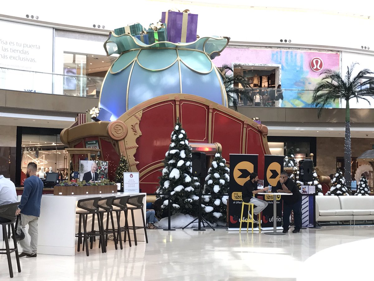 raysamoralespr's tweet photo. Celebran segundo "Viernes Azul" en el Mall of San Juan #PER3201 https://t.co/zgGixL1ETM