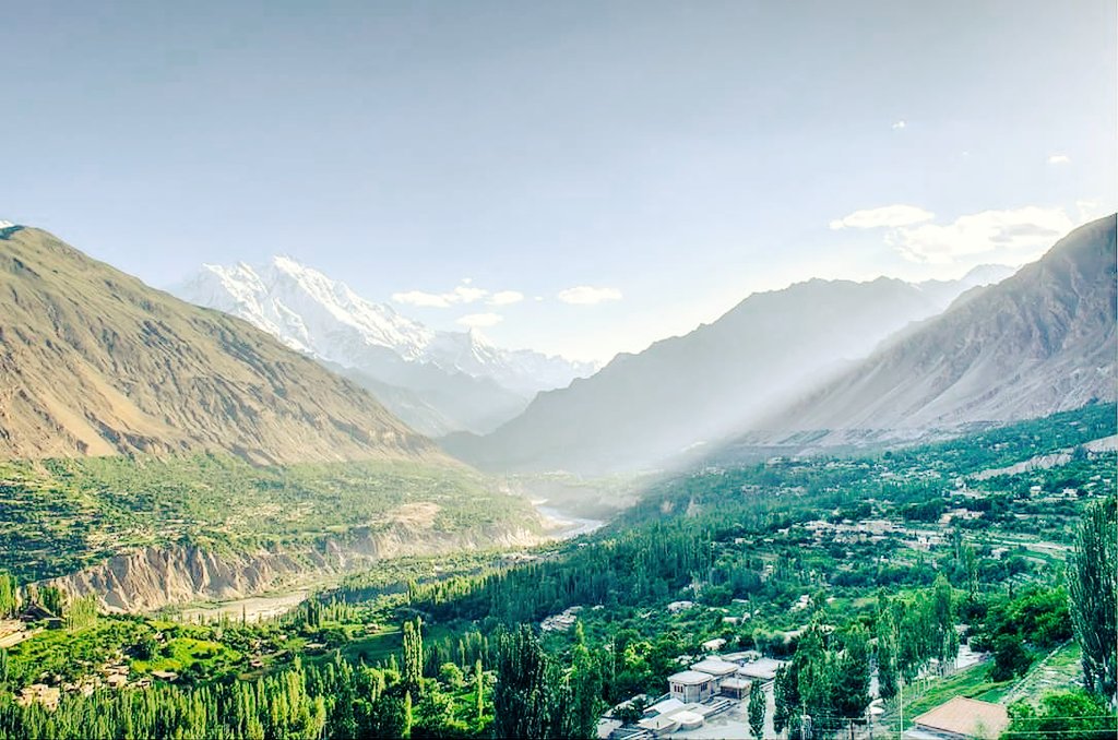 kashifaminn's tweet photo. Hunza is a place like Heaven on Earth!#Hunza #FullScene #NaturalMade #NaturalGreen #SunSet #HunzaNager #SunRays https://t.co/fcyQ1H5una