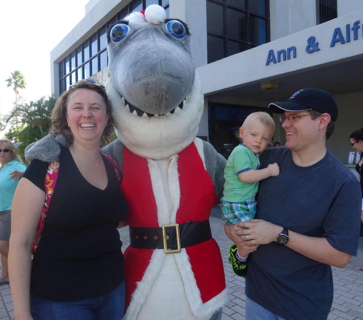 MoteMarineLab's tweet photo. Santa's helper shark, Santa Jaws, will be @ Mote Nov. 26 &amp; Dec. 17 from 12-2pm. Visiting him is FREE with paid admission to Mote Aquarium! https://t.co/hGC4pG9g64