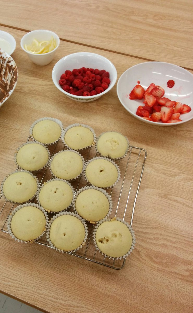 MsAmoako's tweet photo. #HIF2O satisfied our entire class' food preferences and dietary restrictions with these halal vegan nut-free lemon cupcakes @LincolnAlexSS 👍 https://t.co/iOvMz4MXnu