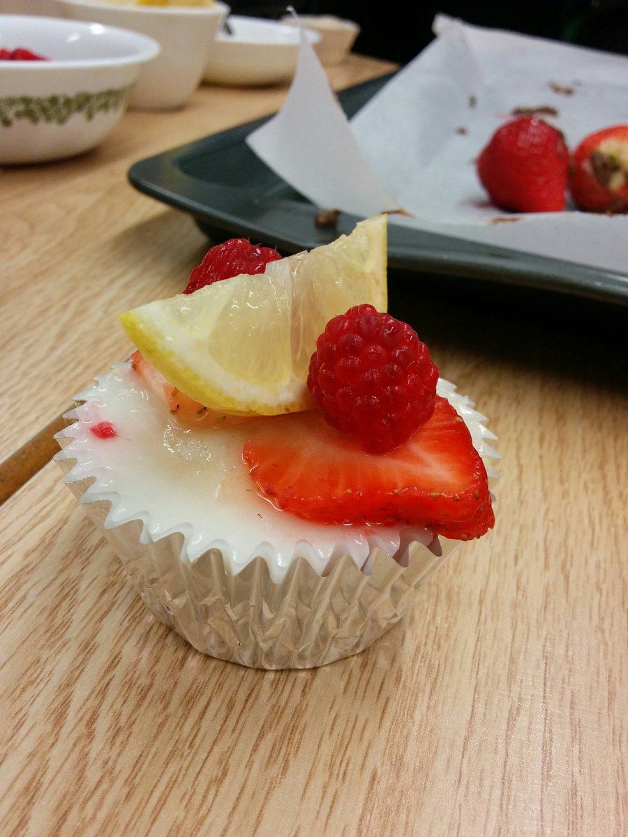 MsAmoako's tweet photo. #HIF2O satisfied our entire class' food preferences and dietary restrictions with these halal vegan nut-free lemon cupcakes @LincolnAlexSS 👍 https://t.co/iOvMz4MXnu