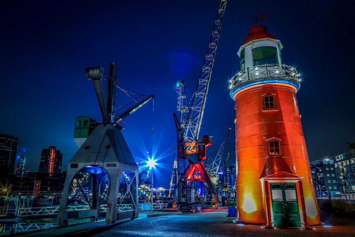 uitagendardam's tweet photo. Donkere dagen, mooie plaatjes > https://t.co/3TbLyRZreJ (Beeld: F.J. Gorrin Garcia) @maritiemmuseum #rotterdaminthepicture #fotovdweek https://t.co/GUDV4gIQ3r