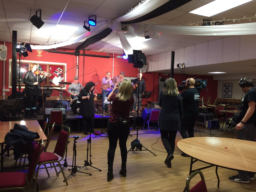 TwrwTaf's tweet photo. .@chwainband yn paratoi am eu gig cyntaf yng nghlwb rygbi Pontypridd (ac yn paratoi am eu hymddangosiad cyntaf ar @henoS4C)! #SŵnDa https://t.co/jy16XLJEO9