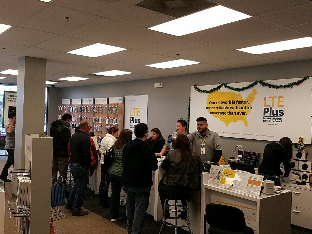WL_GreatLakes's tweet photo. Starting to pick up here at GLF.  Coming in for those BF deals.. @Pkushn @wl_byoung @ARRIGOloco https://t.co/F7E6GgCvq8