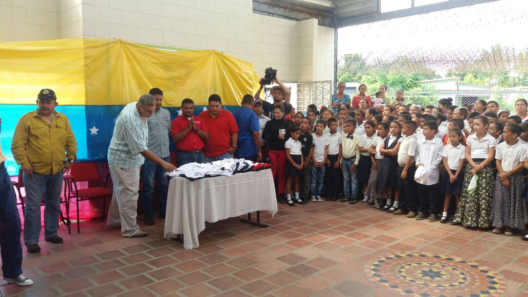 Maria_MalpicaP's tweet photo. 329 estudiantes de la Escuela Sixto Coronil #Colón fueron favorecidos con kits de uniformes escolares a través de #ClapTextil #BuenViernes https://t.co/sXngDki8Ox