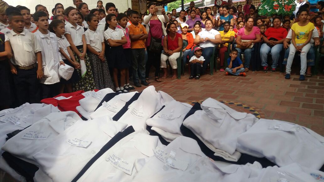Maria_MalpicaP's tweet photo. 329 estudiantes de la Escuela Sixto Coronil #Colón fueron favorecidos con kits de uniformes escolares a través de #ClapTextil #BuenViernes https://t.co/sXngDki8Ox