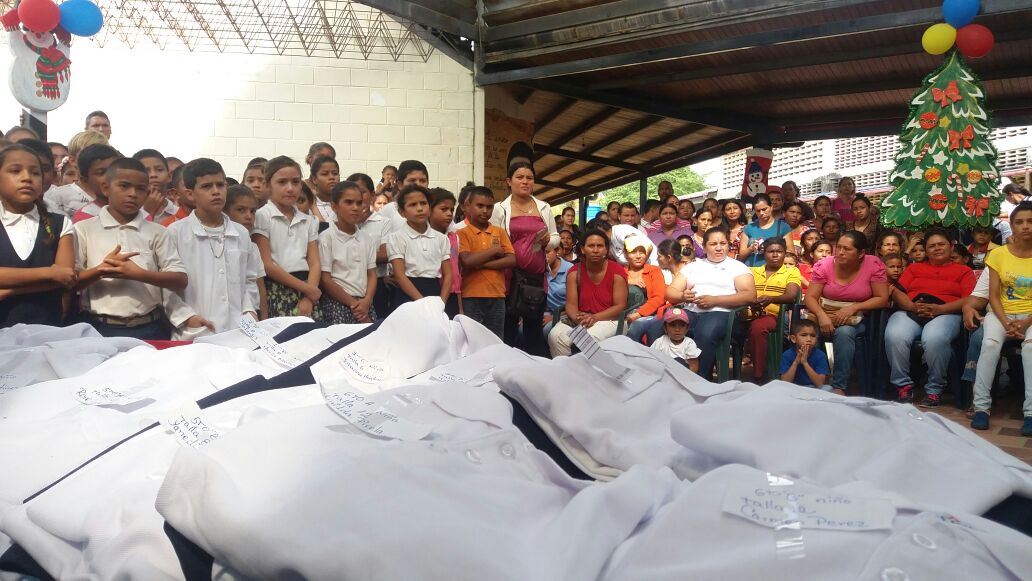 Maria_MalpicaP's tweet photo. 329 estudiantes de la Escuela Sixto Coronil #Colón fueron favorecidos con kits de uniformes escolares a través de #ClapTextil #BuenViernes https://t.co/sXngDki8Ox