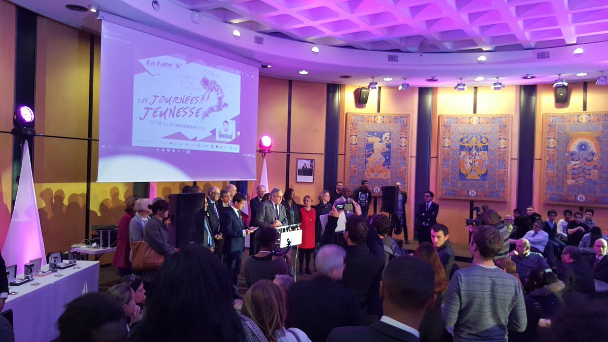 VilledEvryCourc's tweet photo. Evry met sa jeunesse en lumière ce soir ! #EvryADuTalent #JJ2016 @manuelvalls @fchouat https://t.co/DfjrdlVZn4