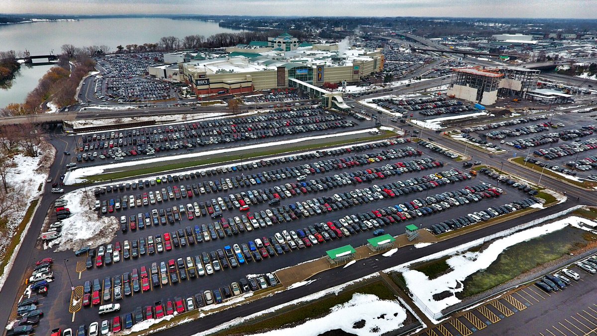 SarahMoses315's tweet photo. Aerial view of Destiny USA on Black Friday 2016. https://t.co/hEUaWn5ZTl
