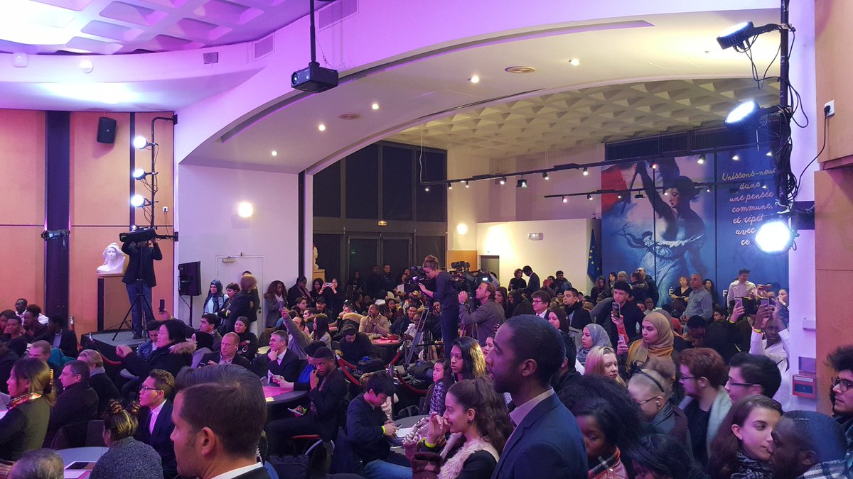 VilledEvryCourc's tweet photo. Evry met sa jeunesse en lumière ce soir ! #EvryADuTalent #JJ2016 @manuelvalls @fchouat https://t.co/DfjrdlVZn4