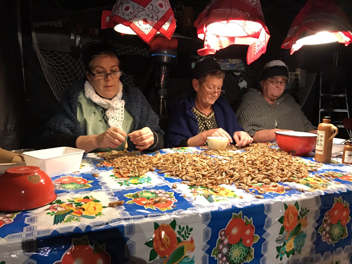louwep's tweet photo. Loop ik daar in 1 keer Tjeerd van Lichtendal (viskoper uit Harlingen) tegen het lijf. #urkinwintersferen weer top georganiseerd @roelofoost https://t.co/XuLYOkhvAG