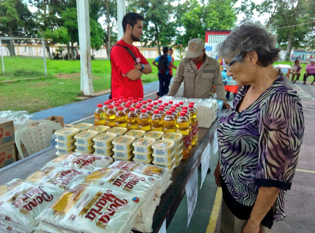 wabinokoida's tweet photo. Un pueblo organizado Derrotando la #GuerraEconómica en la #FeriaNavidadesIndestructibles2016 en todas las parroquias https://t.co/edLySmNQO3