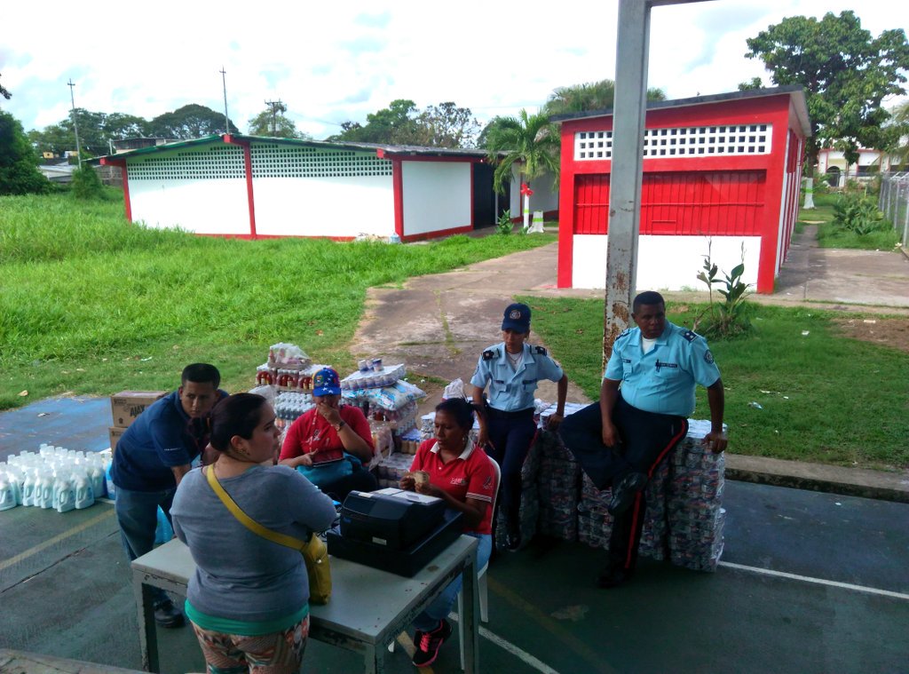 wabinokoida's tweet photo. Un pueblo organizado Derrotando la #GuerraEconómica en la #FeriaNavidadesIndestructibles2016 en todas las parroquias https://t.co/edLySmNQO3