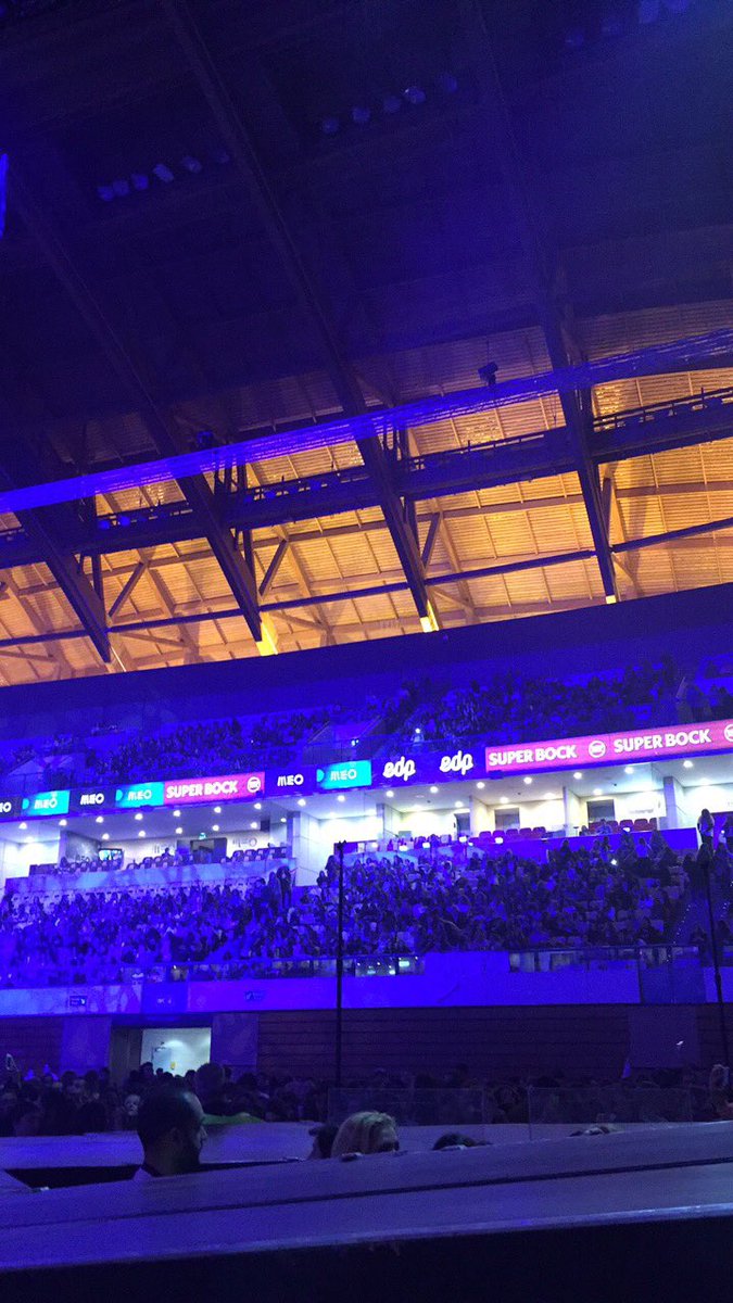 tastedcyrus's tweet photo. Closer was impossible! #PurposeTourLisbon https://t.co/WCpjFv2QBV