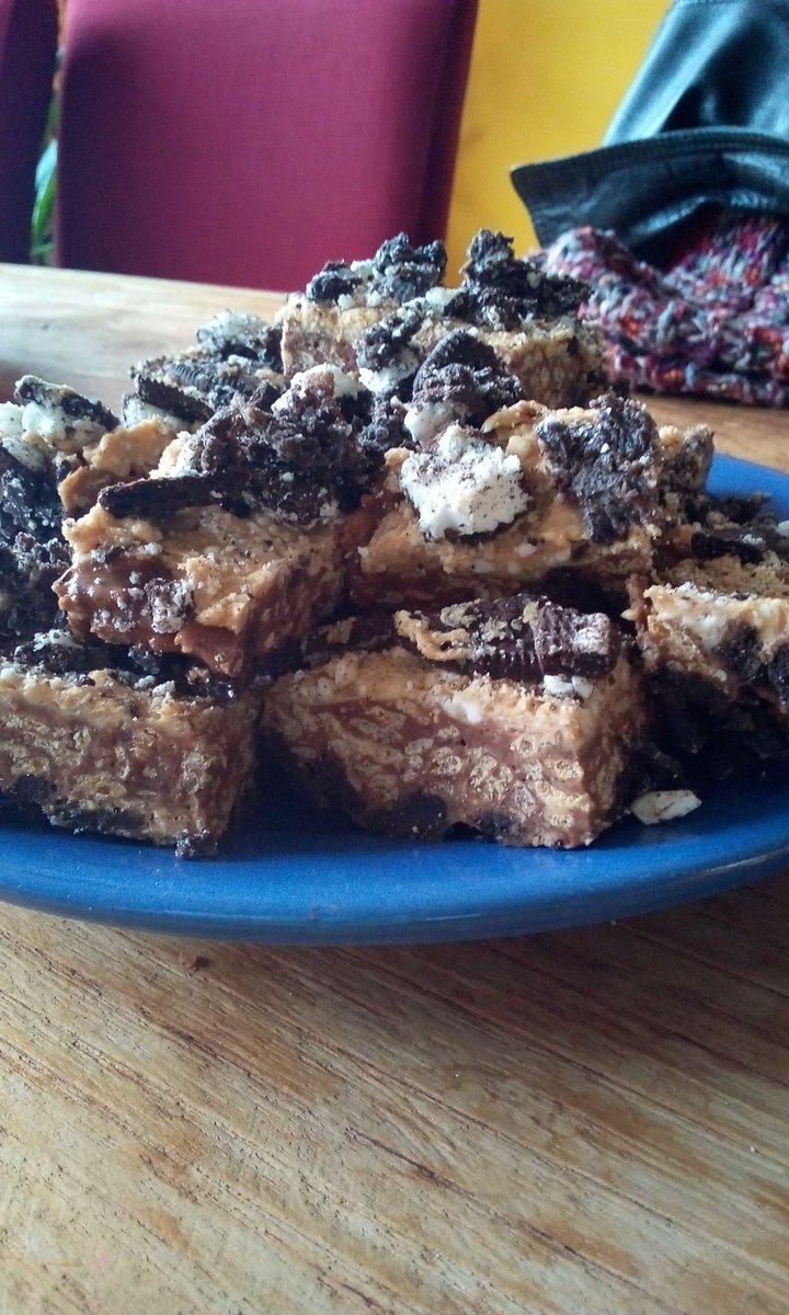 Hildelorier's tweet photo. @thuisbezorgd oreo met boter bodem. Botersmelten met marshmallows. Pindakaas, cornflakes en chocola erdoorheen roeren. https://t.co/CQx8b7EHki