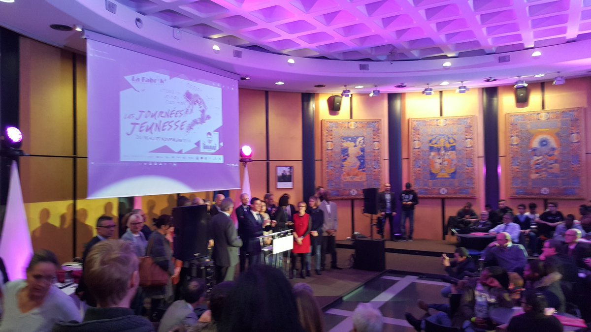 VilledEvryCourc's tweet photo. .@manuelvalls : "je suis fier d'avoir instauré la cérémonie des nvx Frçais et cette soirée des diplômés" #JJ2016 https://t.co/QZwyZG4X6m