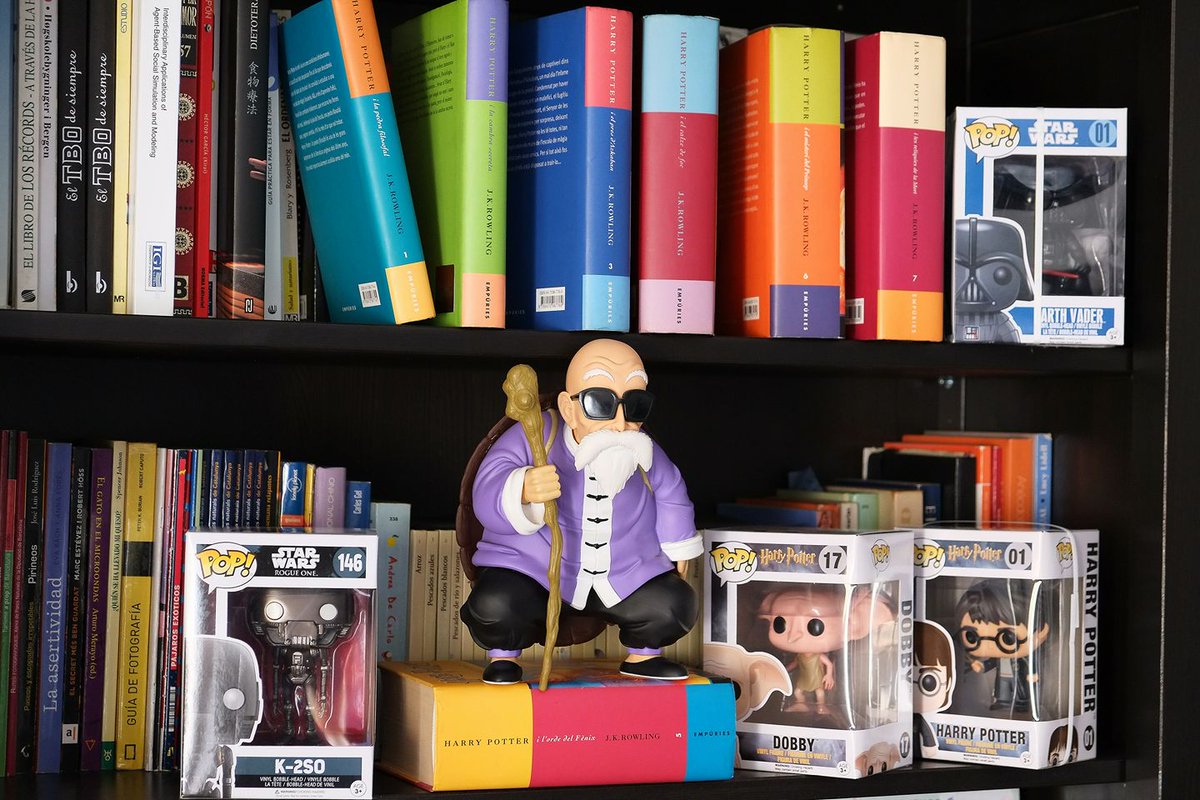 dimeunlibro_com's tweet photo. #Mutenroshi (Fullet tortuga para los amigos) custodiando #funkos de #HarryPotter y #StarWars7. Hablamos de #libros en Instagram. https://t.co/0M487ZByGh