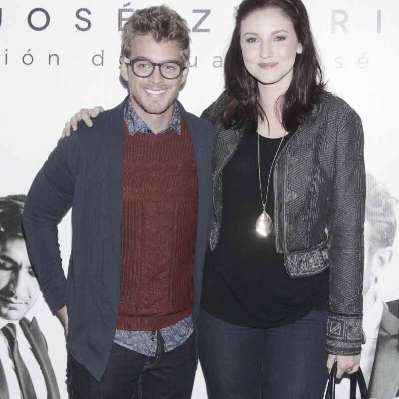 MariaAndreaFans's tweet photo. María Andrea y Polo en la alfombra roja de la obra Don Juan. https://t.co/GwWmG1vQW4