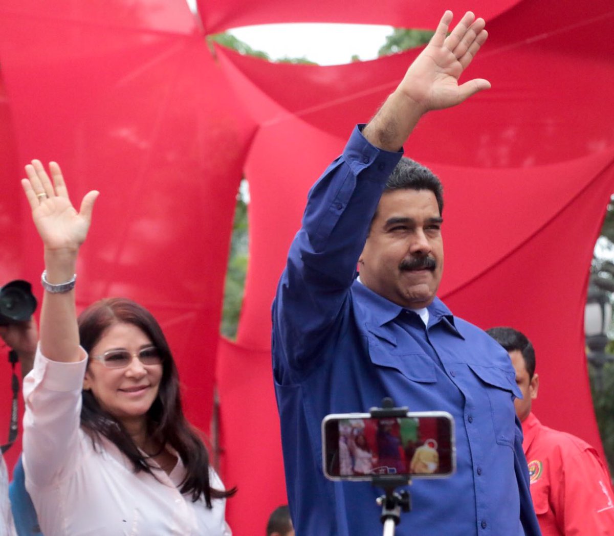 gestionperfecta's tweet photo. Aquí estamos #LasQueNoSeRinden junto a nuestro Presidente Obrero @NicolasMaduro ratificando la unión de las patriotas por la paz! https://t.co/Tyg5ndek5w