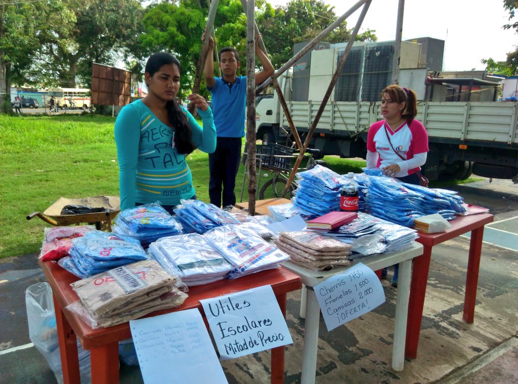 wabinokoida's tweet photo. Juntos pueblo y gobierno #DerrotandoGuerraEconómica en las #NavidadesIndestructibles2016 productos a #preciosjustos https://t.co/Vi2O03qCup