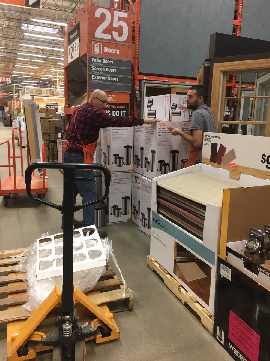 THD_2659's tweet photo. Black Friday-food, demos and great customer service. https://t.co/sZ7rtQiLKm
