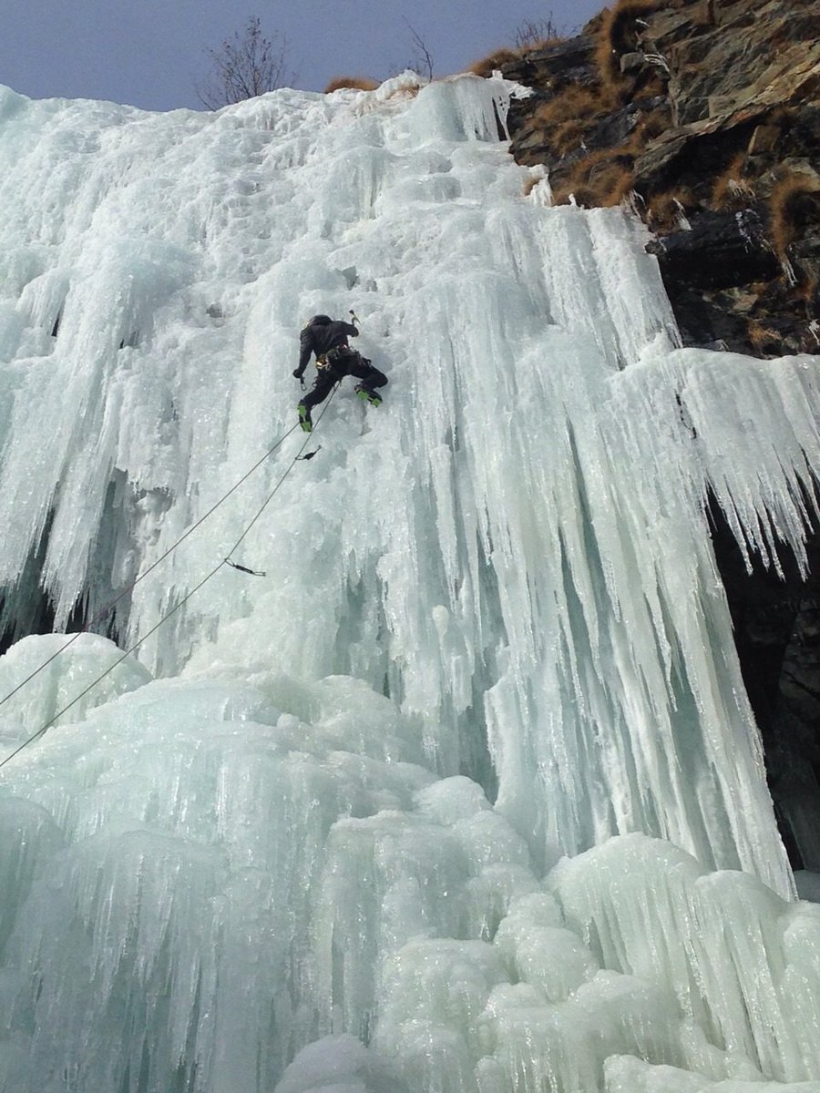 FORACORDAcom's tweet photo. Ya estamos afilando los piolets... deseando que llegue el frío!!!
Charly Raimundo en Cogne, Italia.

#escalada #hielo #escaladaenhielo #frio https://t.co/FIXVctFVxL