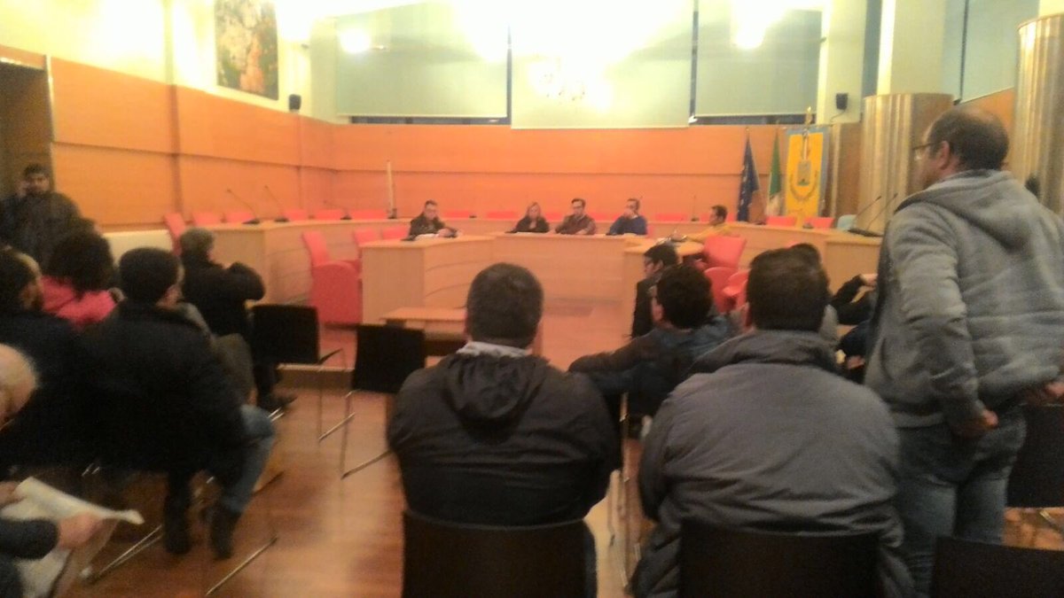 SergioBasta's tweet photo. In #ComunediGinosa a discutere con il comitato commercianti di #CorsoVittorioEmanuele dei Vantaggi per una  #ZTL #nonVincolimaOpportunità https://t.co/1NjhTOh8Ju