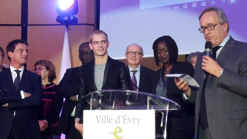FacDesMetiers91's tweet photo. @fchouat et @manuelvalls mettent à l'honneur notre apprenti @AymericViardoti @FacDesMetiers91 #JJ2016. Bravo! https://t.co/EXt3B7bBPW