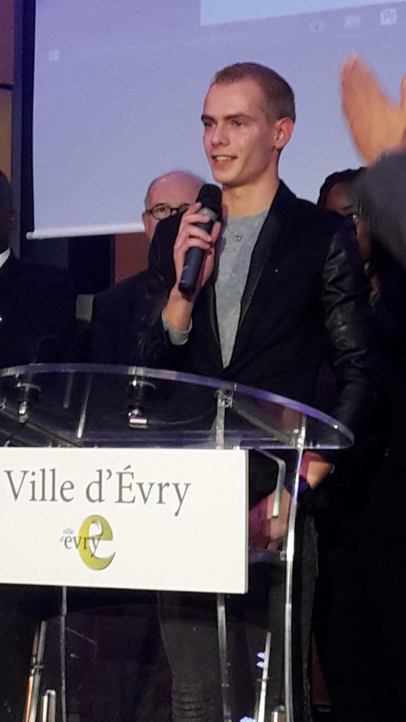 FacDesMetiers91's tweet photo. @fchouat et @manuelvalls mettent à l'honneur notre apprenti @AymericViardoti @FacDesMetiers91 #JJ2016. Bravo! https://t.co/EXt3B7bBPW