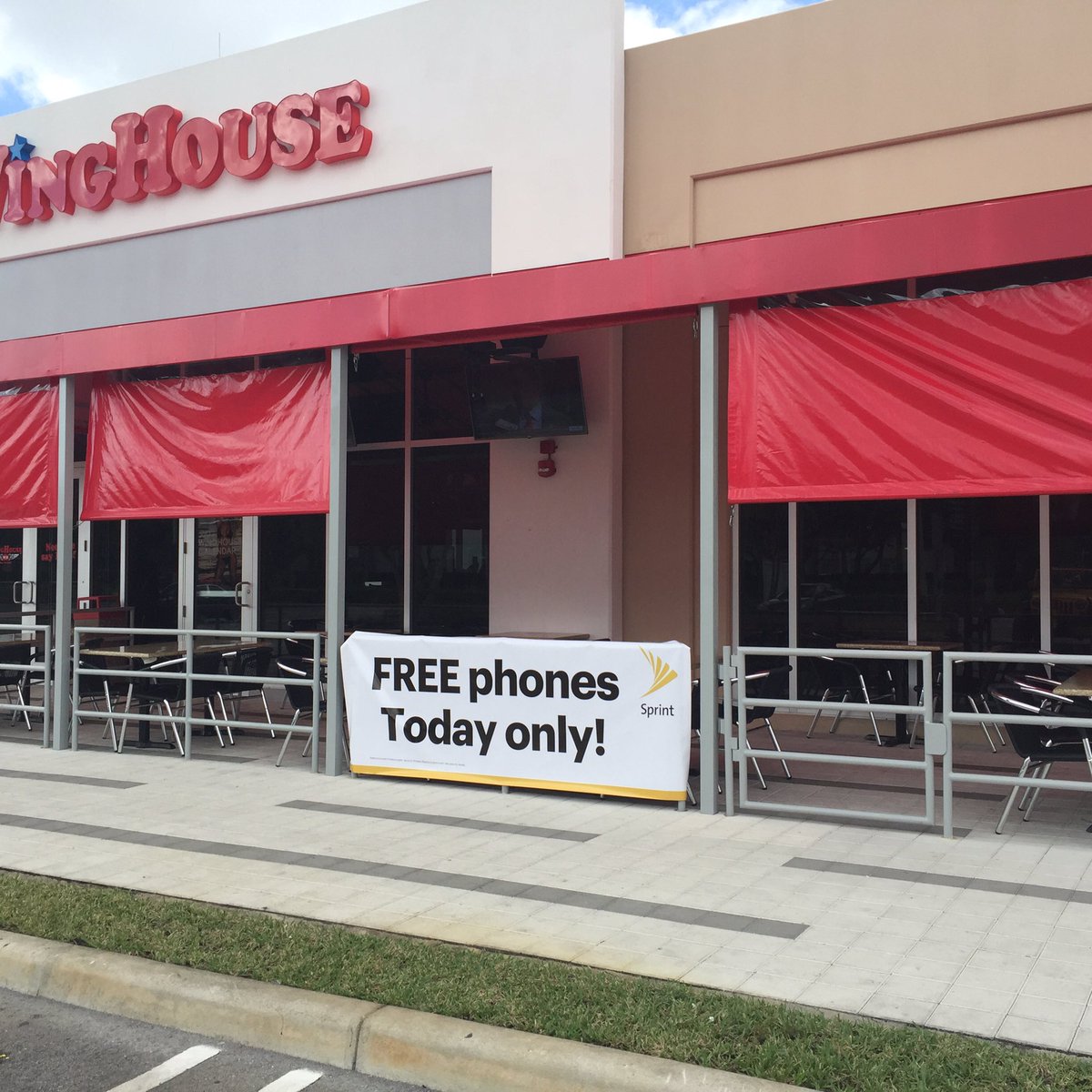 WLdoral's tweet photo. Partnership it WingHouse for Black Friday @SprintLana @WLdoral @clubric https://t.co/IVbrdylkJf