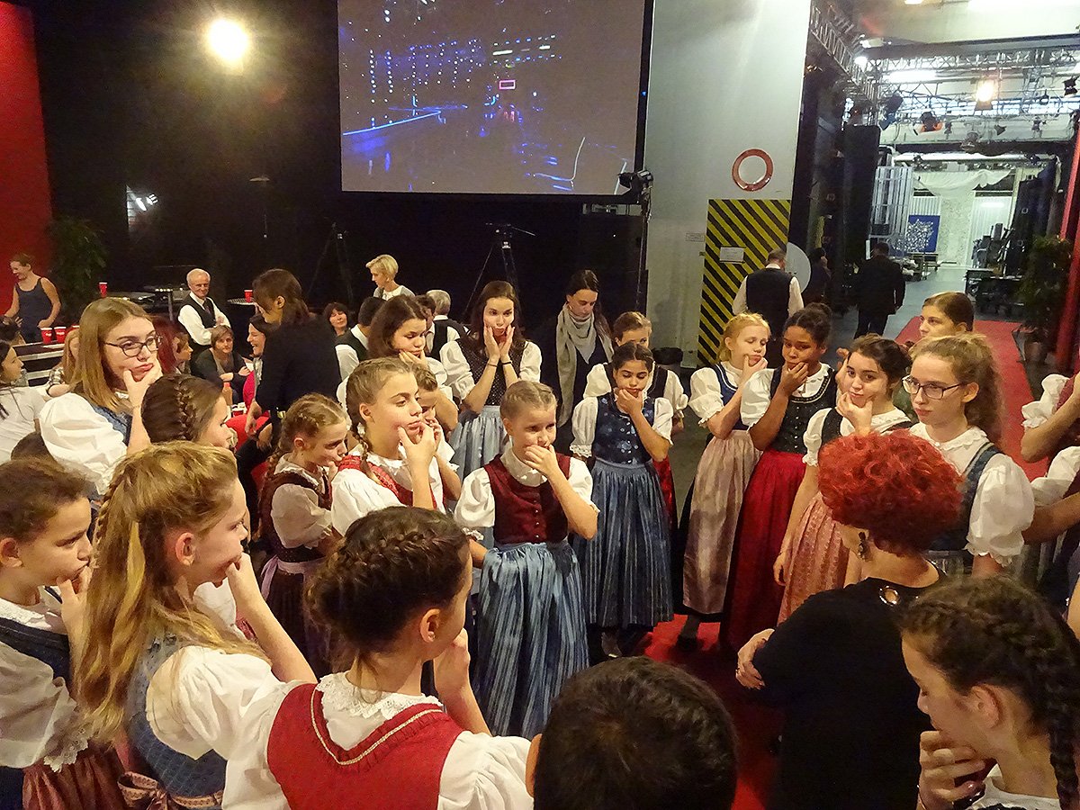 DIEGROSSECHANCE's tweet image. Stimmübungen der Spatzen backstage #dgcc16