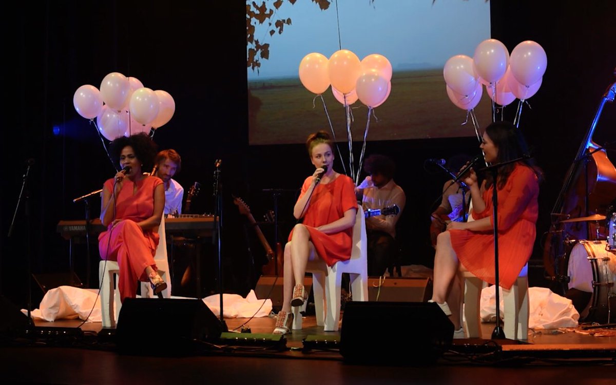 ManoushkaZB's tweet photo. #Threesistersinconcert #26nov @TheaterahSpui #20u15 https://t.co/SXGq8dB2xN
